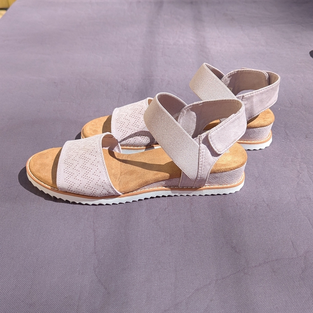 Like-new Sketchers Bobs Women's Light Purple Sandals Size W11 Desert Kiss